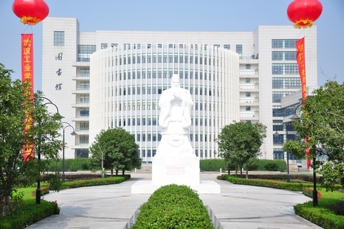 武漢輕工大學校園雕塑孔子像